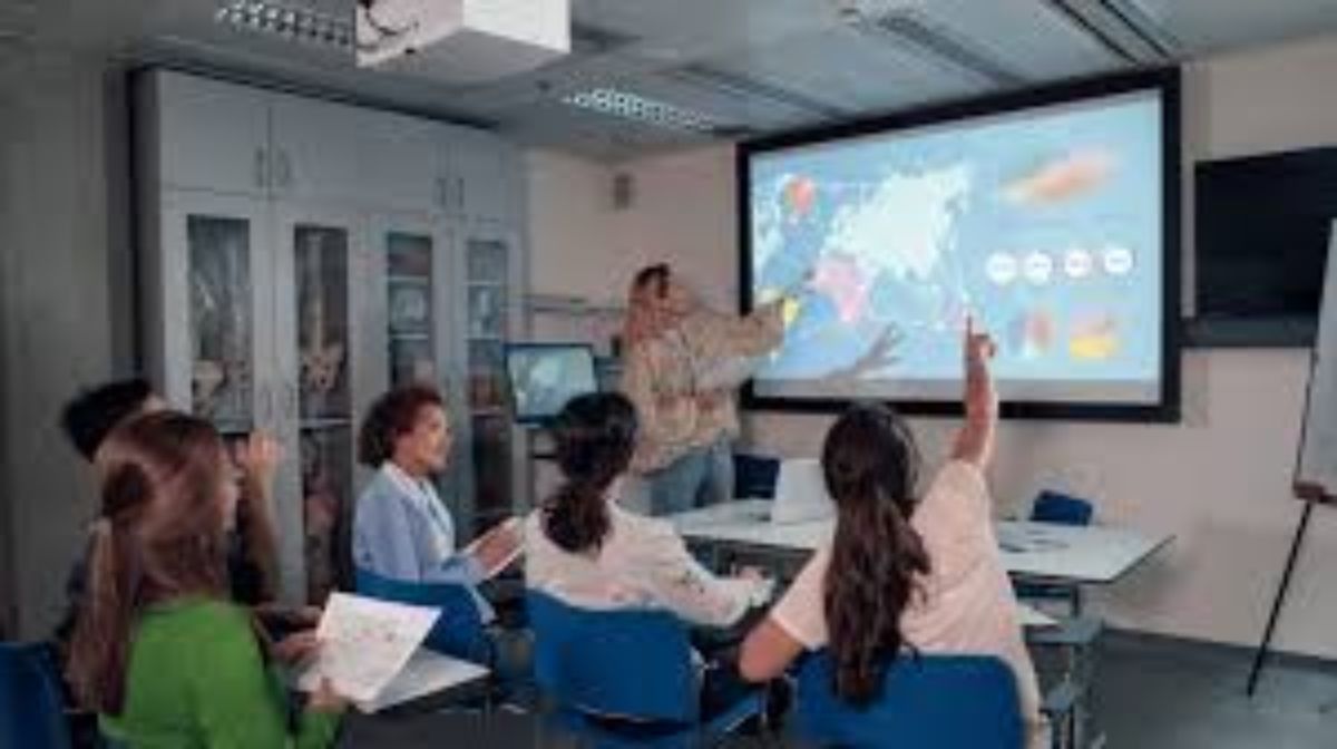 Transforming Modern Classrooms: The Integration of EdTech and Pedagogy